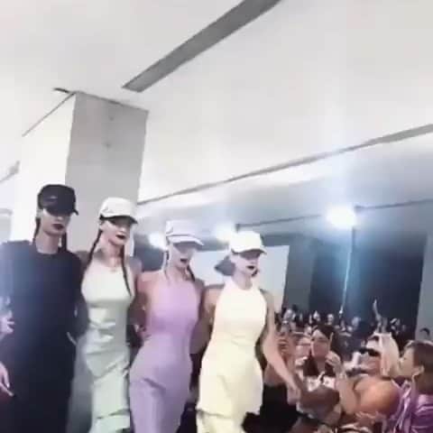 カリーヌ・ロワトフェルドのインスタグラム：「💫 @joansmalls @bellahadid @gigihadid @kaiagerber @maxmara」