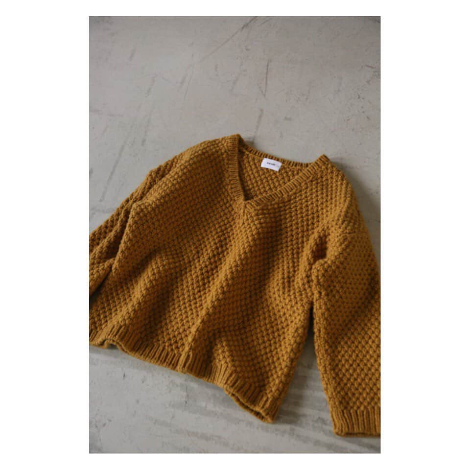 RIM.ARK（リムアーク）さんのインスタグラム写真 - (RIM.ARK（リムアーク）Instagram)「RIM.ARK 2019 FALL-WINTER COLLECTION ____ ﻿  Vneck relax knit tops ¥23000+tax 8本の糸を1本にして鹿の子柄を表現したオーバーサイズの手編みニット。ガシっとした見た目に手編みでしか出せない柔らかさが加わり、上品な印象に仕上がっています。ワンピースの上にざっくり着て頂くのも可愛くてオススメです。  RIM.ARK各店、RIM.ARK ONLINE STORE、SHEL'TTER WEB STOREにて、発売中。 ____  #RIMARK#リムアーク #2019FWRIMARK」9月22日 21時53分 - rim.ark
