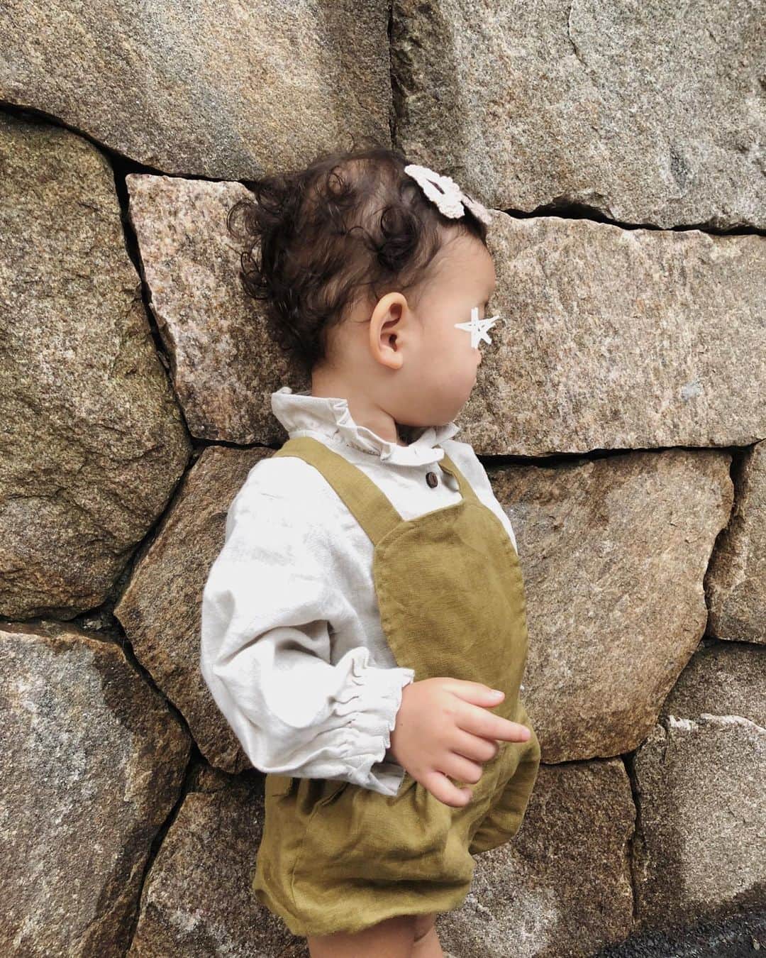 目見田早弥子のインスタグラム：「| mini me👶🏻🌿💛 大好きな @houseofpaloma の ブラウスとサロペットで合わせた日！ @s___aj___ さんmadeのヘアピンがすごく合う♡ どんなコーディネートでも合うので 毎日いろんな組み合わせで楽しんでます🧡 @stellina.shop さんでオーダーしたサンダルも そろそろ終わりの季節。 最近は靴下と合わせて履かせています🧦」