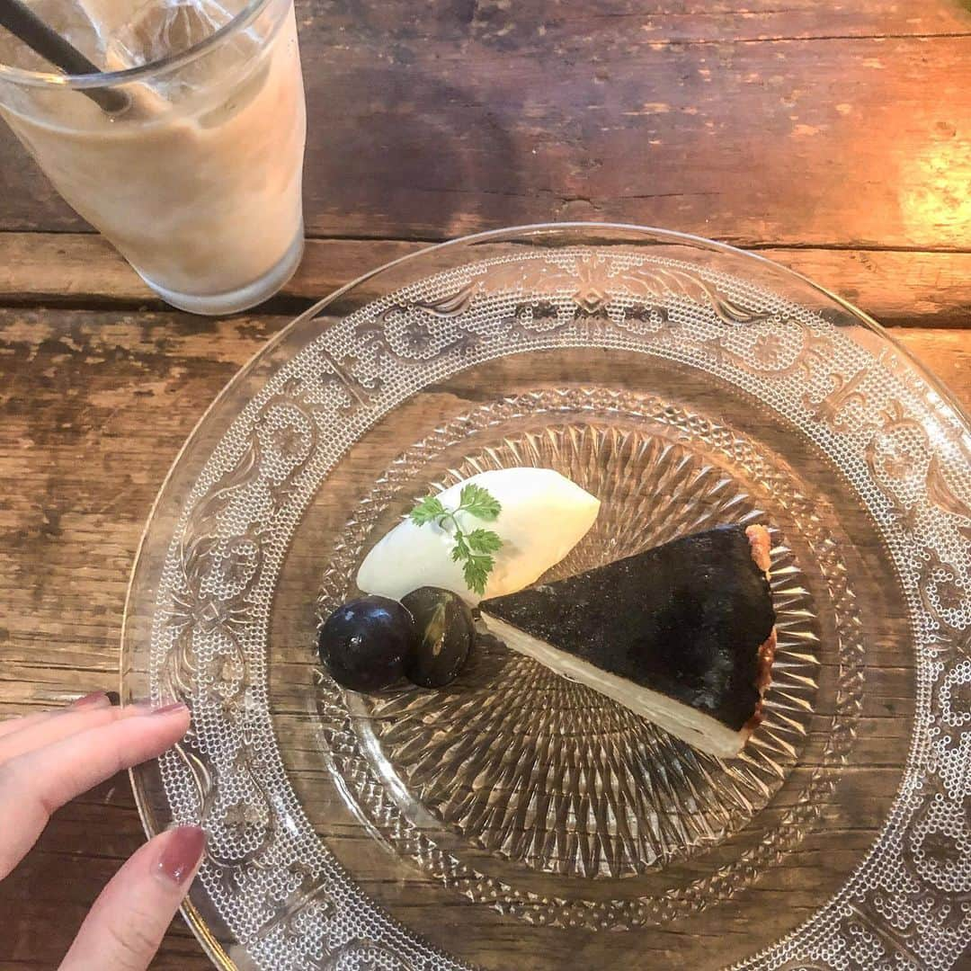 仁藤萌乃さんのインスタグラム写真 - (仁藤萌乃Instagram)「昨日ねぇ、久しぶりにケーキなんて食べちゃったりしてさ。 チーズのケーキ。  お皿が可愛くて、ばあばの刺した、こういう柄の刺繍を思い出した。 何か別のものに触れた時、違う記憶にあったかくなる感じすき。」9月22日 22時07分 - moeno.n_official