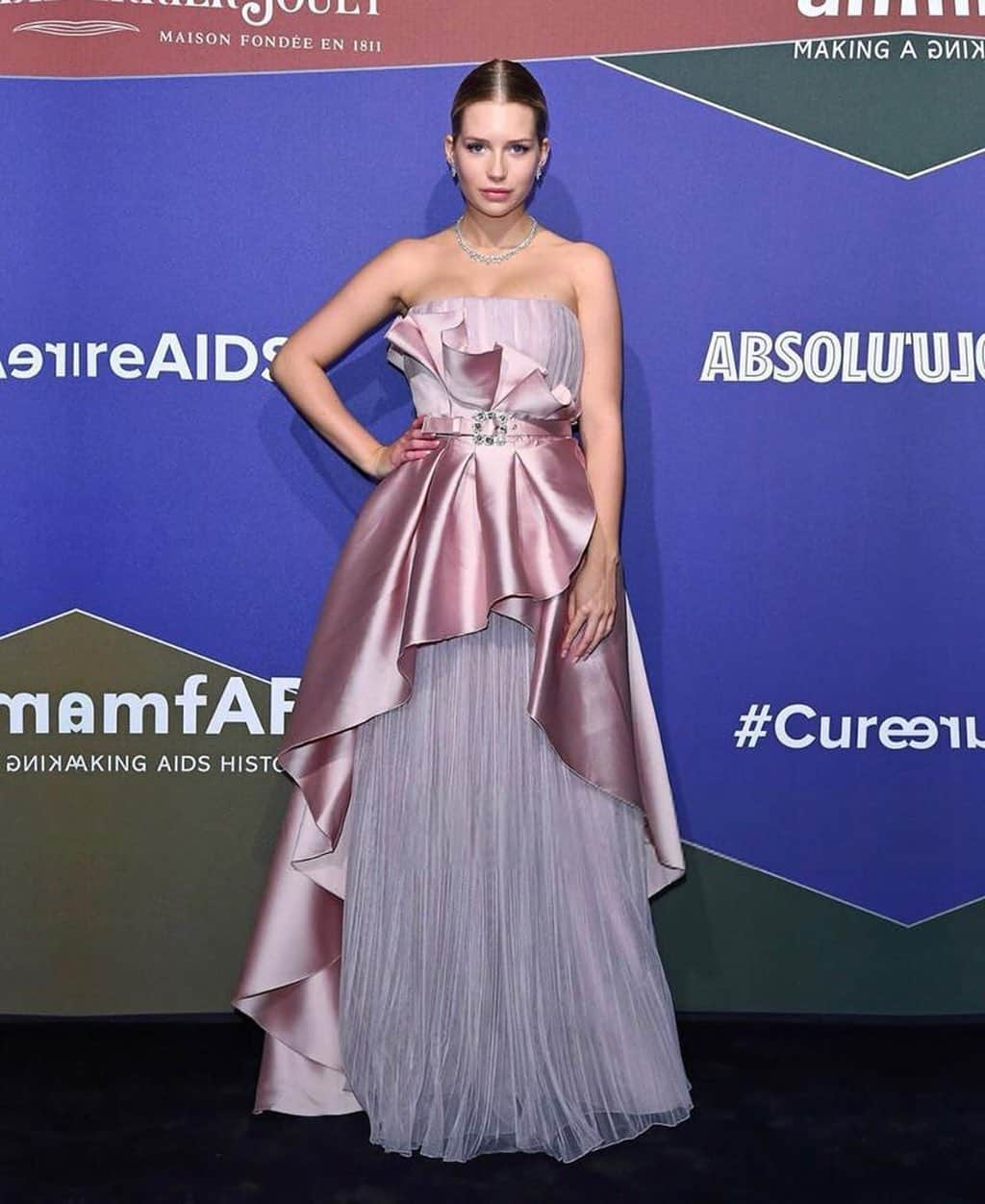 ロッティ・モスさんのインスタグラム写真 - (ロッティ・モスInstagram)「@amfar 💇🏼‍♀️ @eddyscudo 💄 @annamarianegri  @julianwatsonagency 💎 @williamandson 👗 @albertaferretti」9月22日 22時07分 - lottiemossxo