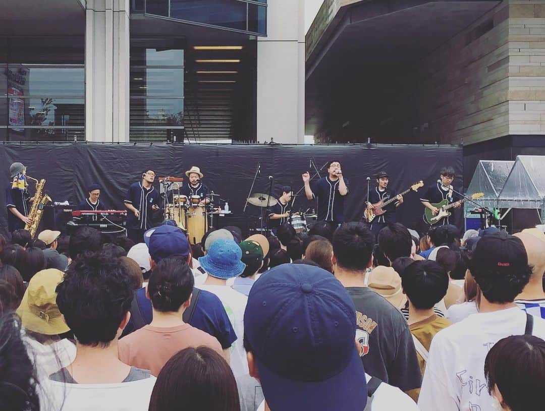 加藤紀子のインスタグラム：「聴きたい曲ばかりでー☝️👆🤛 思い出野郎Aチーム presents  ウルトラ”フリー”ソウルピクニックに遊びに行ってきました！  リリースされたばかりの新作アルバム“Share the Light”からの楽曲や大好きなアノ曲コノ曲聴けて幸せ〜😭😭 いつ会ってもファンすぎて ガチガチでしたが、今日はようやくマコイチさんと！と写真をお願いしたら、遠くにナガオカさんもいらっしゃる奇跡の一枚いただきました。  疲れてらっしゃるところ、本当にありがとうございました🙏✨☝️ #思い出野郎Aチーム #sharethelight #今も頭にウェザーニュースが外れた日がループ中 #リキッドライブも楽しみに #live」