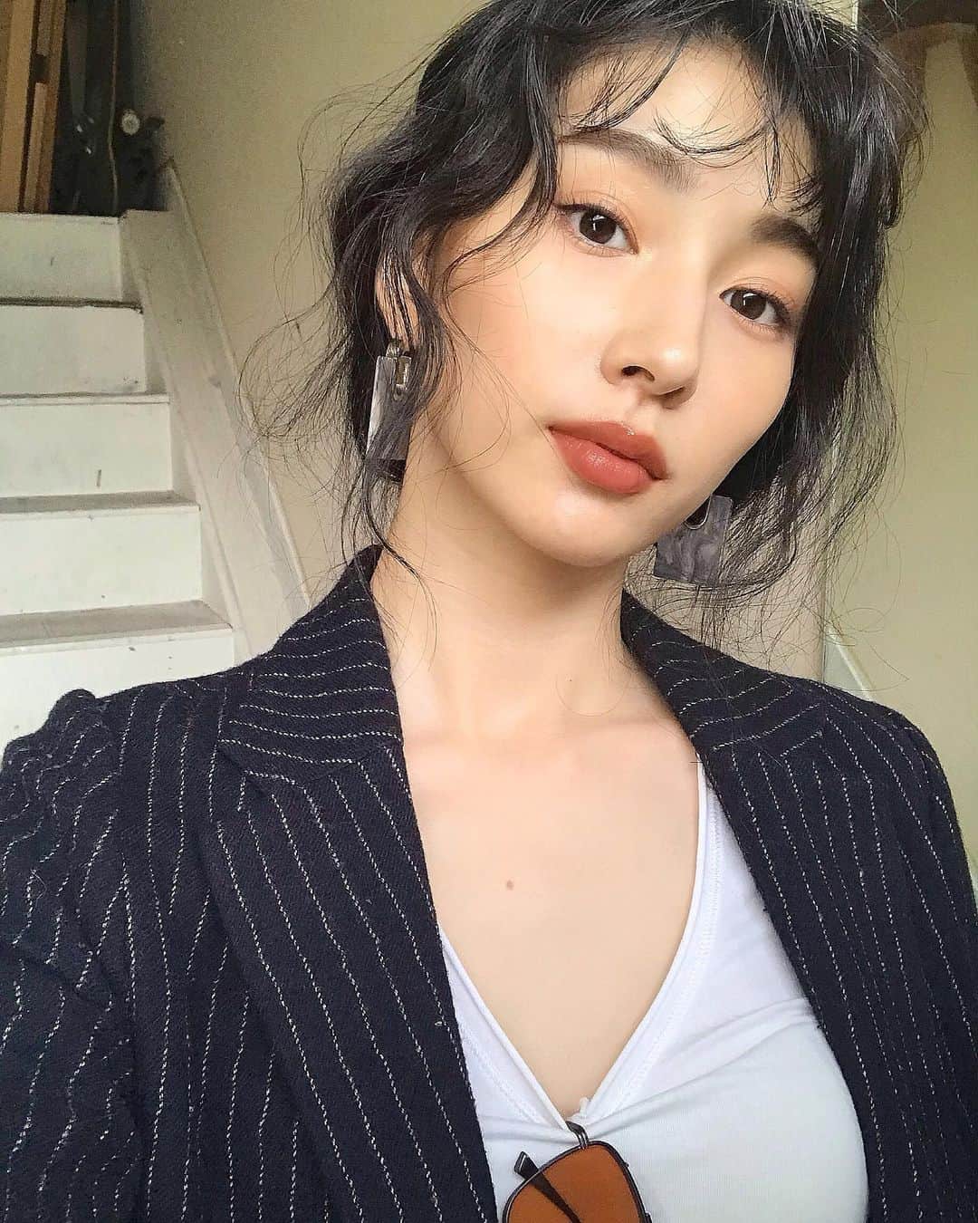 西村円花のインスタグラム：「🍂🍂🍂 ・ ・ ・ もうすぐ秋だね😗 ヘアもメイクも秋っぽくてすごくタイプだったあ〜🎃 ・ #autumn #makeup #shooting #hair #nano_bag #model  #패션 #악세사리 #메이크업 #셀피 #뷰티스타그램  #秋メイク #ヘアアレンジ #モデル #撮影 #nagolic」