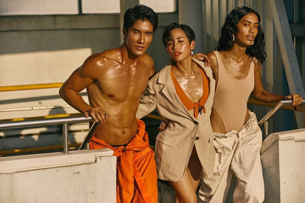 八代健のインスタグラム：「ผมไม่กลัวที่จะผิวแทน กลับชอบด้วยนะ เพราะผมรักชีวิตกลางแจ้ง ออกไปยิ้มทักทายพระอาทิตย์กันนะครับ :) #WETHESUN #athit #jointheculture」