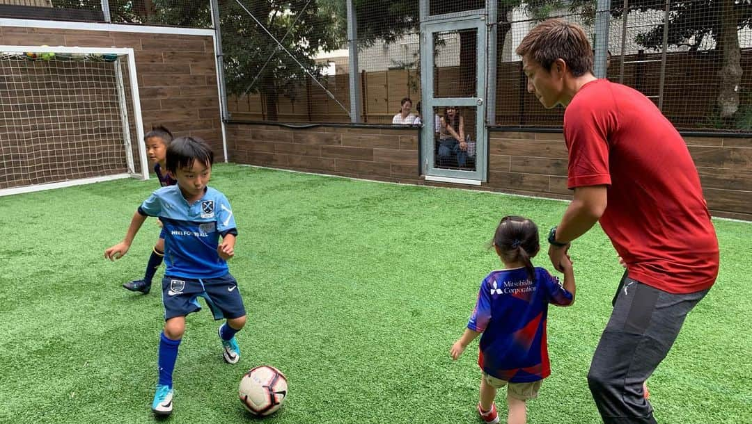 細田阿也さんのインスタグラム写真 - (細田阿也Instagram)「#福西崇史　さんと1対1⚽️ 急遽実現！  真剣勝負の中に 間合いや身体の入れ方、視野の広さ、駆け引き、攻める姿勢 負けず嫌いな気持ちの強さを 体感させていただき  一人一人を良さを引き出す 優しさとあたたかみのあるエール。的確であり心にストレートに響くアドバイス　ステキでした！  急遽集まってくださった インディさん、ムッチーさん スパイダーマンさん、 たいちくん！！ 楽しかった！明日もやって！と名残惜しそうにしている子供たち。 皆さんの力添えで　子供たちの笑顔が輝いてました🤣  #キングオブエンブレム」9月22日 22時18分 - hosodaaya