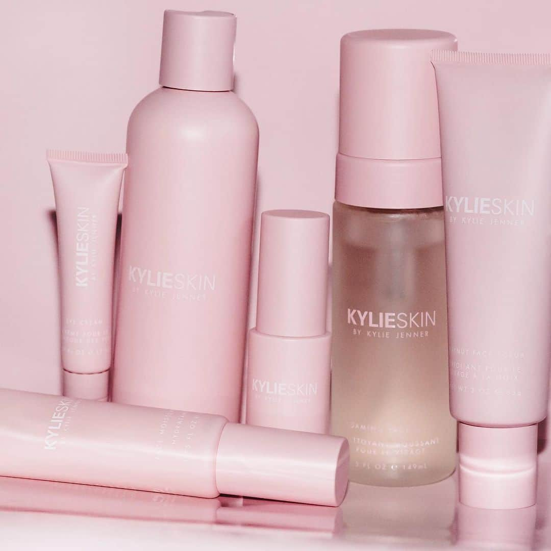 Kylie Cosmeticsさんのインスタグラム写真 - (Kylie CosmeticsInstagram)「@kylieskin launches in all @ultabeauty stores TODAY!!! Most stores open at 11am, so be there right when it opens to pick up your #KylieSkin 💕 #UltaBeauty #KylieSkinatUlta」9月22日 22時18分 - kyliecosmetics