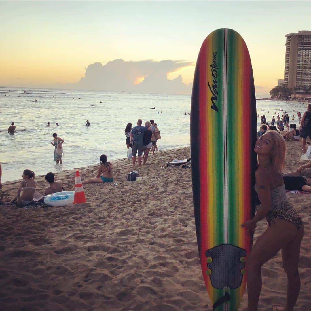 Nazukiのインスタグラム：「Hawaiiでサーフィン🏄‍♀️🏄‍♀️👏🏻 まだサーフィンして3回目でハワイの波に乗りました‼️ まじ、最高に楽しいーー✌️🤣 沖に行くまでにかなり距離あるし、波のパワーも違うし、パドリングがちょー大変だけど、日本よりパワーがあって、乗りやすいかも🤣👍 転んでも気持ちーいし、波に乗れた時の喜びが快感です✨💕 #hawaii #hawaii🌺 #sarf  #surfgirl #longboard #waikiki  #waikikibeach #サーフィン #ロングボード #ハワイ #ワイキキビーチ」