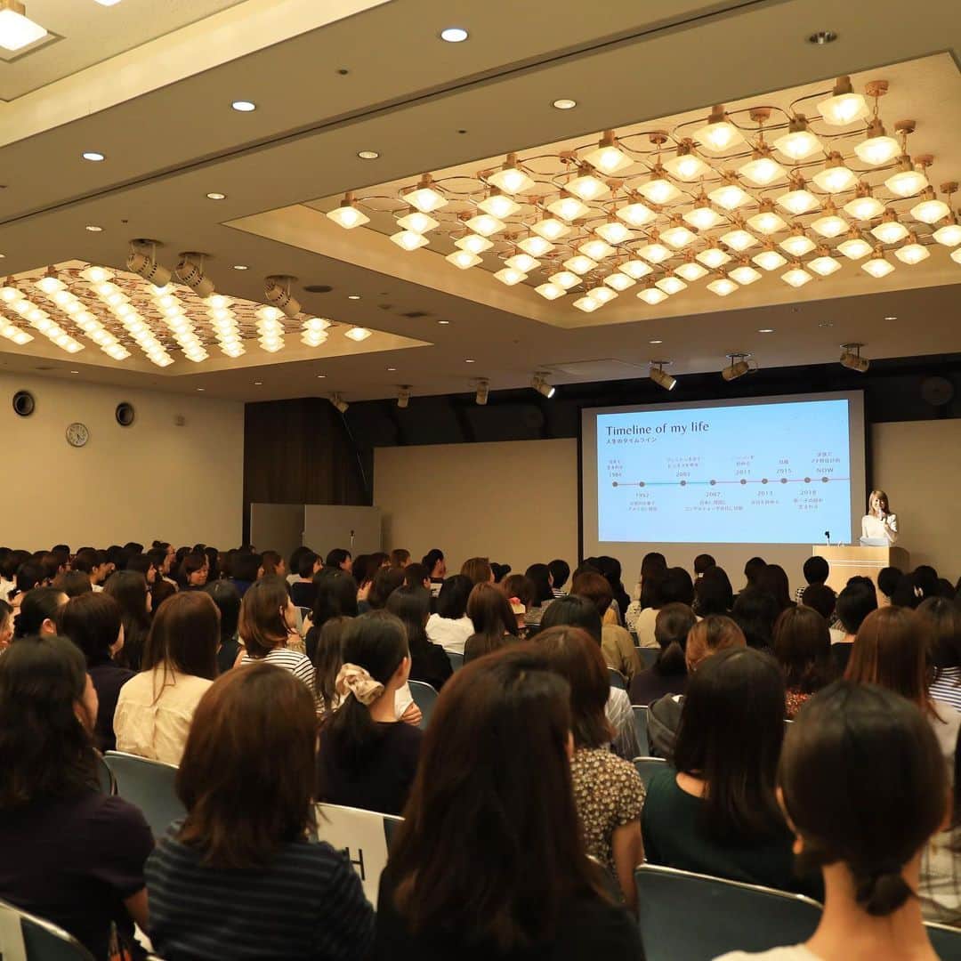 吉田ちかさんのインスタグラム写真 - (吉田ちかInstagram)「Went to Osaka and Nagoya to give a lecture as part of the Nikkei W Academy “Step up course for working women.” A little reluctant to call my part of the event a lecture since I really don’t have anything to lecture about! I just stood up there and shared my experience doing what I do and how I think about work and life. ﻿ ﻿ So sorry I didn’t have any good advice to those who consulted me with their career and life challenges during the Q&A session. I’m in the same boat as you guys! Wish I could have sat with you guys to listen to the other lectures, actually lol ﻿ ﻿ But despite the fact that I’m always worried whether you guys got anything out of my lectures/speeches, I’m always flattered to get the chance to share my story and to meet all of you! Thank you so much for coming to the event and being such a great crowd! ﻿ ﻿ 今日は大阪と名古屋で日経Wアカデミー「働く女子のためのステップアップ講座」で登壇させていただきました！講座と言っても私がみなさんに教えられることなんて一つもないので、自分のこれまでの体験や色んなことに関する考え方をシェアさせていただきました。﻿ ﻿ 質疑応答では、みなさんの悩みや課題に何もいいアドバイスを出来ずごめんなさい(／o\) 私もみなさんと一緒に座って他の講座を聞きたかったぐらいです🤣 なんでこんな私が登壇してるんだろう？と常に思いますが、そんな私が少しでも元気やきっかけをみなさんにお届けできたら嬉しいです💕 会いに来てくださったみなさん、そしてこの機会をくださった日経新聞のみなさん、本当にありがとうございました！﻿ ﻿ #紹介で吉田講師と呼ばれてちょっと恥ずかしかった🤣 #ちかちゃんでいいんです #ちゃん付けするようなイベントじゃないか #ちゃん付けする年齢でもないよ #いや #ageisjustanumber #いつまでもちかちゃん #いつまでもバイリンガール #なんだこのハッシュタグ ﻿」9月22日 22時33分 - bilingirl_chika