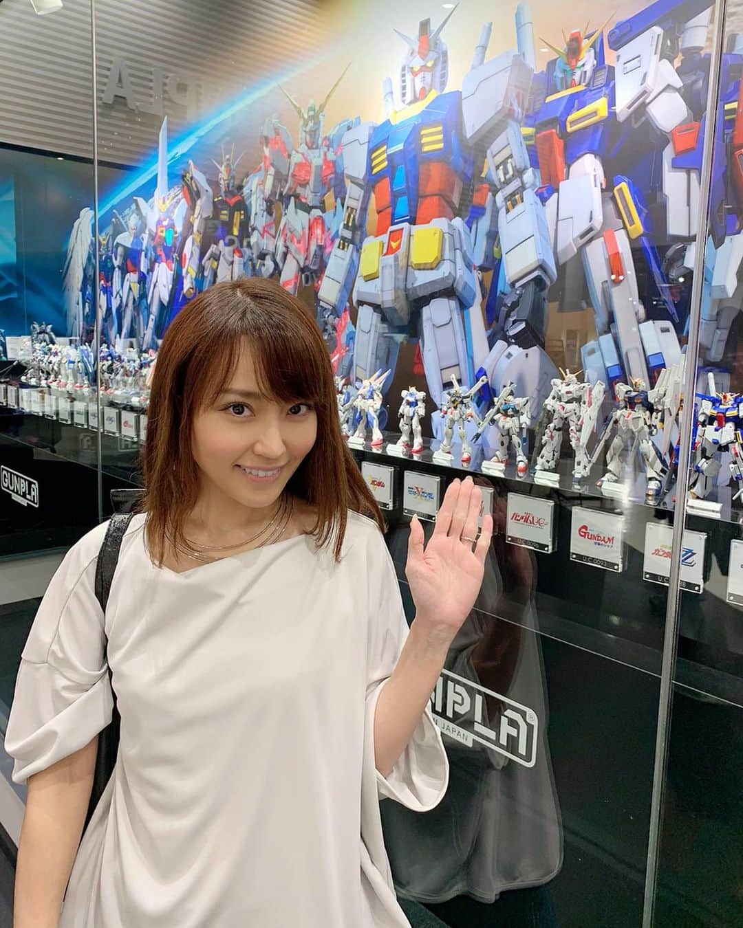 のインスタグラム：「お台場のガンダムベース東京に行ってきました〜✨ エントランスでは歴代ガンプラがズラリと並んでお出迎え😳 . 中はとにかく広い〜！！ 大小様々な種類のガンプラが実際に展示されていて壮観✨ ガンダムにそれほど詳しくない私でも見ていてすごく楽しい😆 . 「ガンダム40周年×プロ野球12球団」のコラボレーションガンプラもあったよ⚾️ . そして大好きなベアッガイのプラモも 可愛いクリスマスバージョンだったり、 ちょっとサイケデリックなものもあったりします😳(笑) . #お台場 #ダイバーシティ東京 #ガンダムベース東京 #ガンプラ #プロ野球 #コラボ #ベアッガイ #プチッガイ #cute #gundammodel #gundambasetokyo #bearagguy」