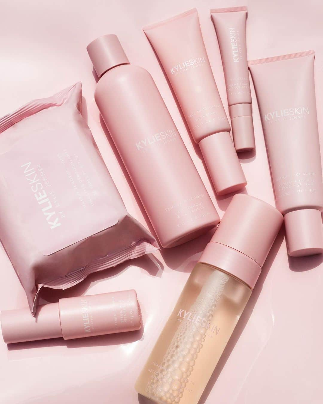 クリス・ジェンナーさんのインスタグラム写真 - (クリス・ジェンナーInstagram)「@KYLIESKIN launches in @ULTABEAUTY stores across the country today!! 💃🏻 ❤️ Get there early guys! #SoExciting #proudmama @kyliejenner #UltaBeauty」9月22日 22時32分 - krisjenner