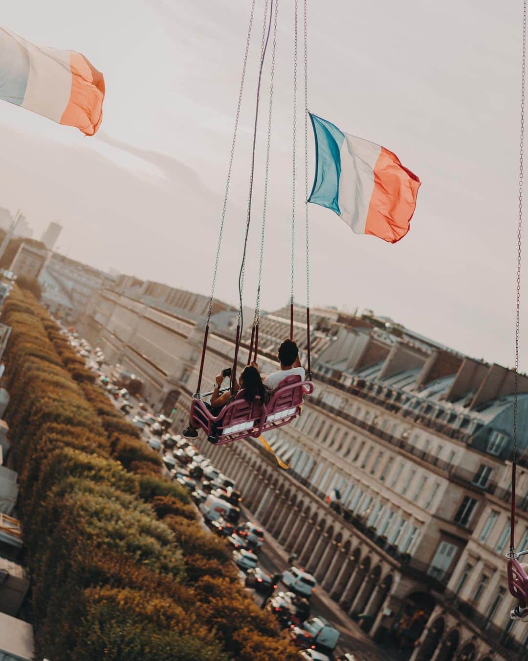 Putri Anindyaのインスタグラム：「La fête noire - Flavien Berger // I got hooked on with this song. Possibly this song was my jam everytime I walk around Paris last summer. I got inspired by this song and decided to go to this little temporary theme park in Tuileries. I brought my camera to take picts and record the video with my phone. So, hope you enjoyed it!」