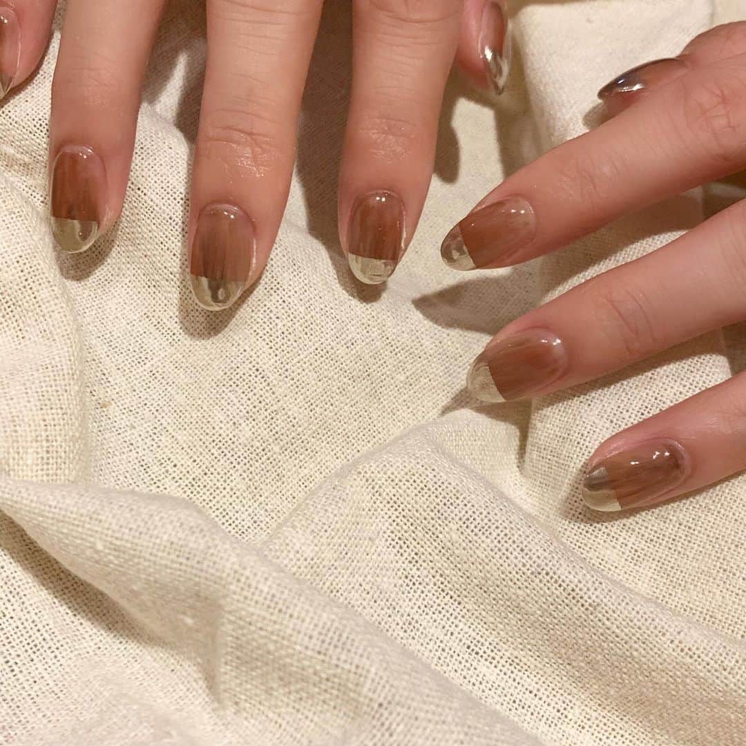 のインスタグラム：「・ new nails💖✨ ・ 何連続のミラーネイルだろ😂 って感じですが 今回もお願いしちゃいました❤️ 3色のブラウンをmixしてもらって 秋仕様だよ🍁🍂🌾 ・ 担当は @chipieee_nail_hime ❤️❤️❤️ ありがとうございました😍🙏 ・ ・ #chipieee #chipieeenail #シピー  #ミラーネイル　#秋ネイル　#ブラウンネイル　#instagood #instalike」