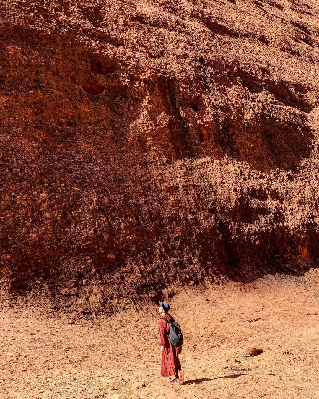 渡辺由布子さんのインスタグラム写真 - (渡辺由布子Instagram)「🏜 ・ Had the short but good time in #AyersRock this weekend ＿Finally I was able to check this off my #bucketlist! ・  一生に一度は行っておきたい場所の一つでもあった、 #エアーズロック へ弾丸トラベル！  #オーストラリアのヘソ と呼ばれるように大陸の真ん中に位置する、世界最強の#パワースポット ✨  よりによって、赤土に同化する色のワンピースを着てきてしまい、今とても後悔している。泣  #世界遺産  #死ぬまでに行きたい世界の絶景 #世界の中心で愛を叫ぶ #ロケ地  #三連休  #バケットリスト  #オーストラリア  #ハイキング  #アボリジニ #カタジュタ  #ウルル #ユララ  #desert #hike  #traveler  #travelgram  #wanderlust ・ ＿＿＿＿＿＿＿＿＿＿＿＿＿＿＿＿＿＿ 📍 @exploreuluru #Uluru #Australia #🇦🇺」9月22日 22時38分 - watanabe_yuko