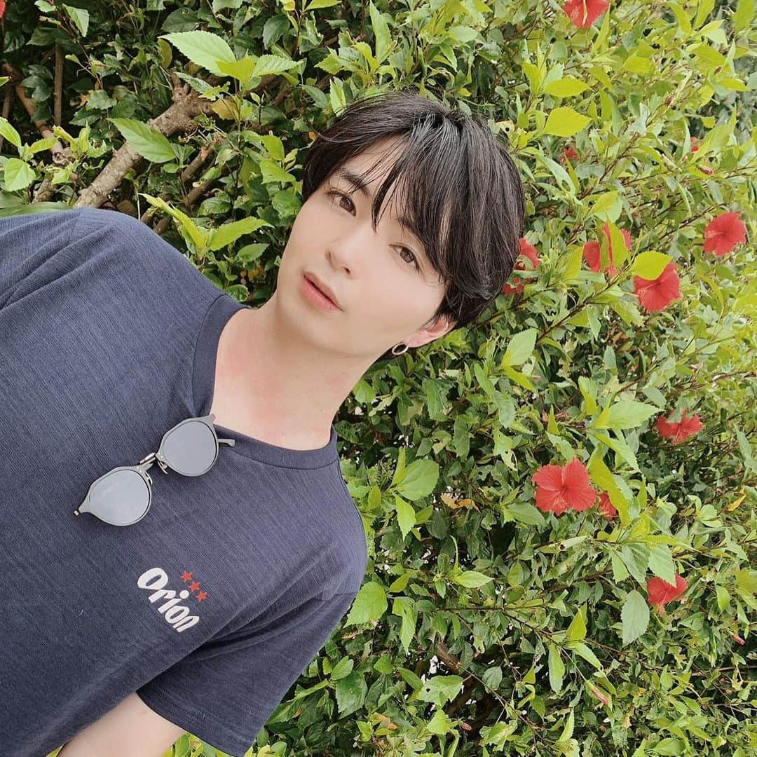 のインスタグラム：「大好きな夏の終わり。﻿ ﻿ ﻿ そして、最近のリピートしている曲はwacciさんの「別の人の彼女になったよ」である。﻿ ﻿ ﻿ ﻿ ﻿ #モデル #model #撮影 #shooting #fashion #ファッション #サロンモデル #前髪 #ヘアスタイル #サングラス #海 #コーデ #トレンド #秋 #コーディネート #マッシュ #メンズショート #ミディアムヘア #作品撮り #ナチュラルヘア#メンズモデル﻿」