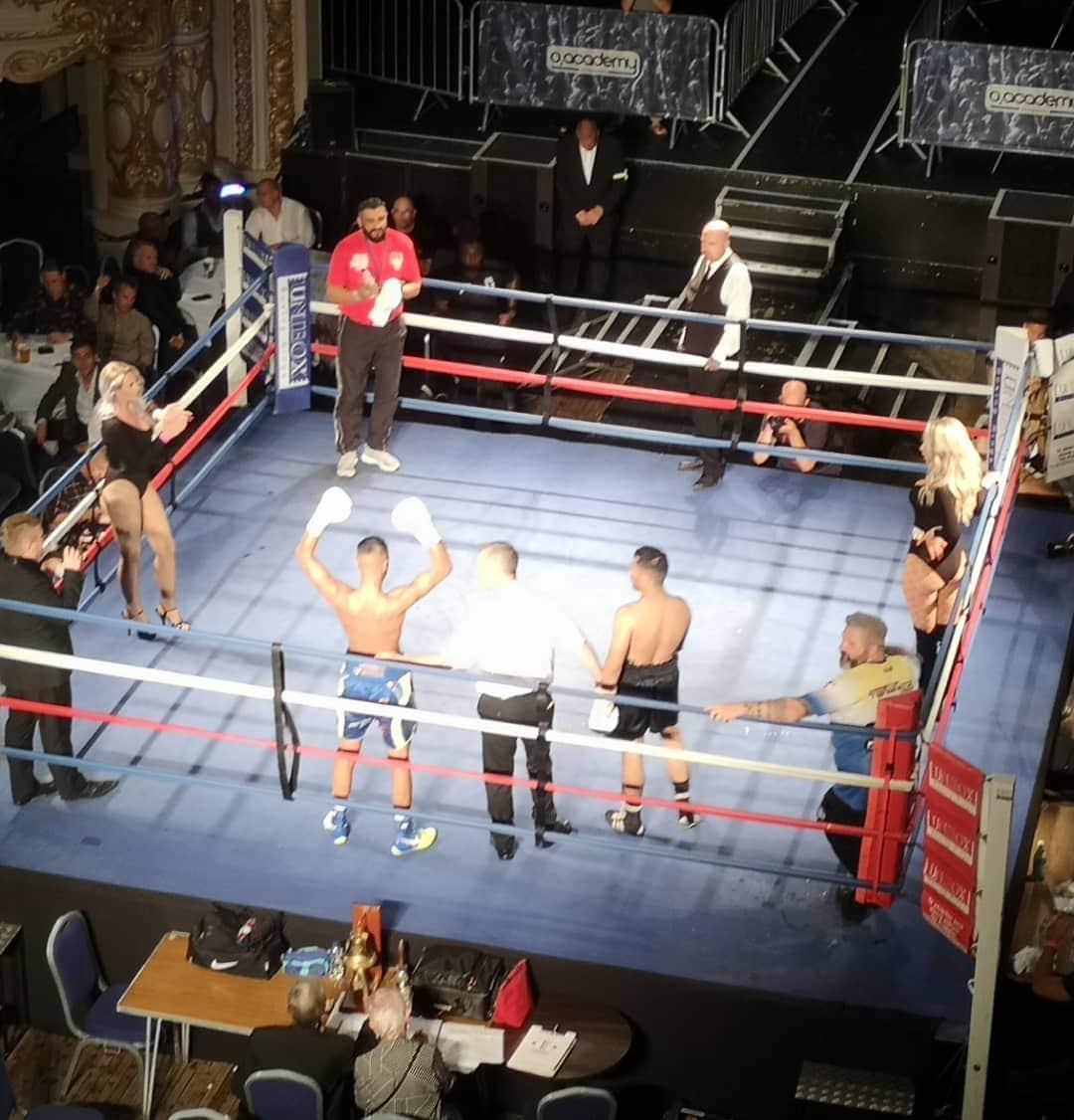 トニア・コーチさんのインスタグラム写真 - (トニア・コーチInstagram)「🔹 Bournemouth 🔹 Great night watching @darren_townley012 box 👊 congrats on your win 💪🏻. what a night with the gang 🥂 #boxing #nightout」9月22日 22時43分 - toniacouch