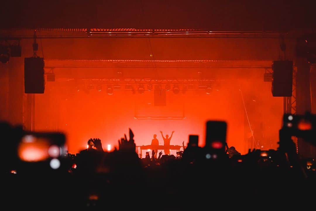 Disclosureさんのインスタグラム写真 - (DisclosureInstagram)「WOOOOW! Warehouse Project back with a serious BANG! Felt so good to be back at our favourite rave in the U.K. especially at the incredible new venue! Huge thanks to all involved with building the show and to the ravers of Manchester 🔥♥️ @whp_mcr #welcometothedepot #warehouseproject 📸 - @anthonymooney」9月22日 22時44分 - disclosure