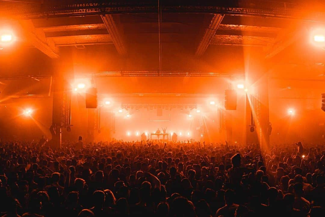 Disclosureさんのインスタグラム写真 - (DisclosureInstagram)「WOOOOW! Warehouse Project back with a serious BANG! Felt so good to be back at our favourite rave in the U.K. especially at the incredible new venue! Huge thanks to all involved with building the show and to the ravers of Manchester 🔥♥️ @whp_mcr #welcometothedepot #warehouseproject 📸 - @anthonymooney」9月22日 22時44分 - disclosure