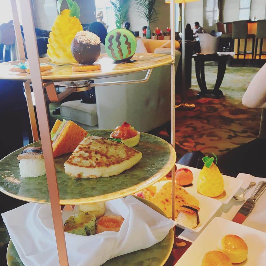 堀友理子のインスタグラム：「夏ならではのメニューでした💓 西瓜のマカロンやパイナップルケーキが可愛い🍉🍍 もう変わっちゃったかな。 #シャングリラホテル #アフタヌーンティー  #少し前の写真だけど #出産間近の親友と💓 #至福の時間」
