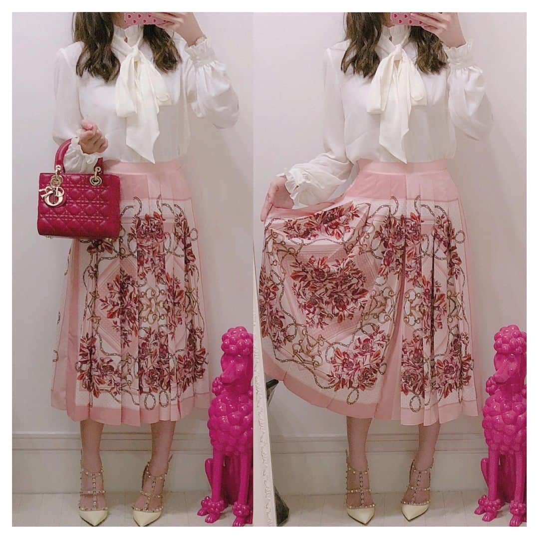 おまみのインスタグラム：「＊﻿ ＊﻿ coordinate 。♡﻿ ﻿ ﻿ tops:eimyist﻿oire skirt:eimyist﻿oire shoes:valentino﻿ bag:dior﻿ ﻿ ﻿@eimyistoire_official のスカーフ柄スカート 。♡ ﻿ピンクなカラーが本当に可愛い 。♡ ﻿ ﻿ #coordinate #code #outfit #ootd #wear #fashion #コーデ記録 #コーデ #コーディネート #ファッション #ファッションコーデ #おまみ服 #eimyistoire #eimy #エイミーイストワール #valentino #valentinoshoes #dior #diorbag #christiandior #スカーフ柄 #ヴァレンティノ #ディオール #クリスチャンディオール #秋服コーデ #秋服 #コーデ日記 #リボンブラウス #レディディオール #ladydiorbag」
