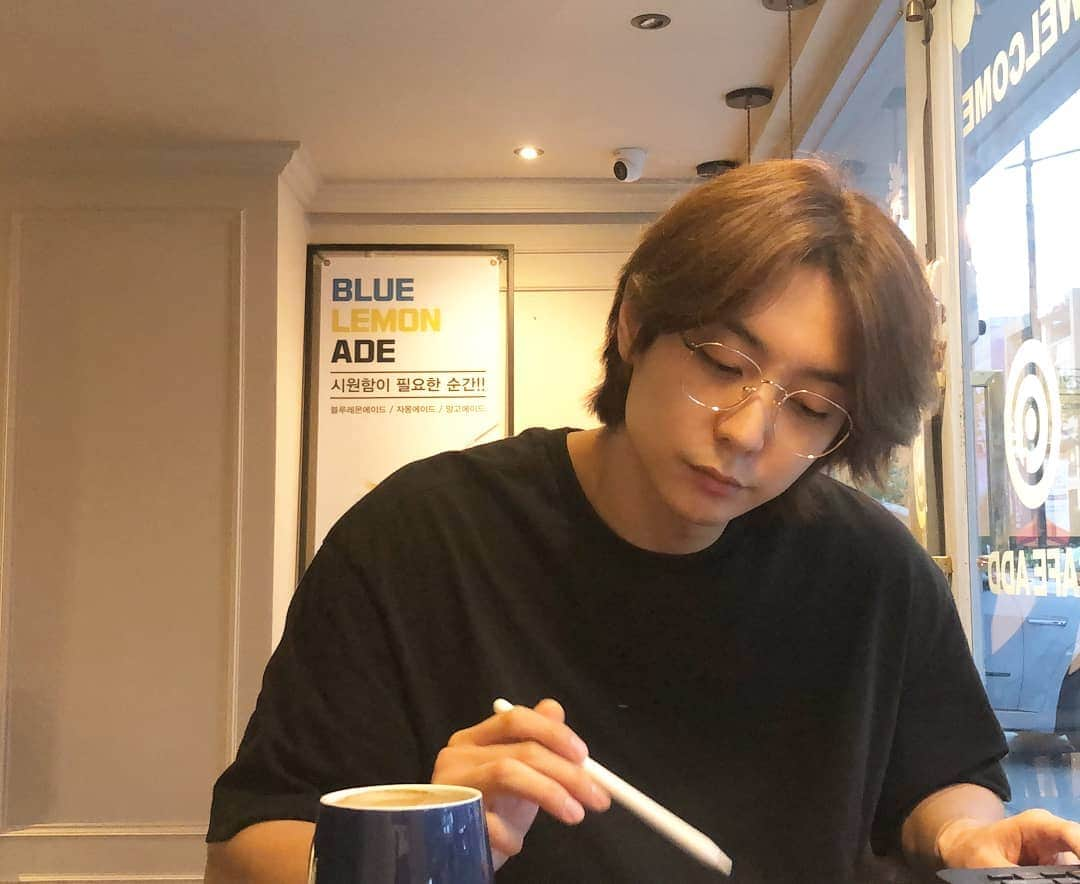 ヒョヌさんのインスタグラム写真 - (ヒョヌInstagram)「☕」9月22日 22時47分 - hyunwoo0118