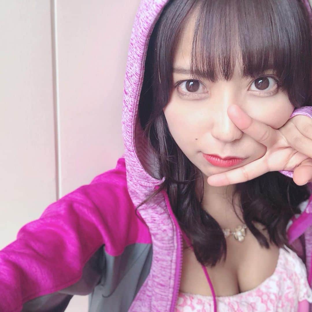 月野もあのインスタグラム：「おはようございます！ 今週も頑張りましょう✨ #パーカー女子 #パーカー #水着 #selfie #pink」
