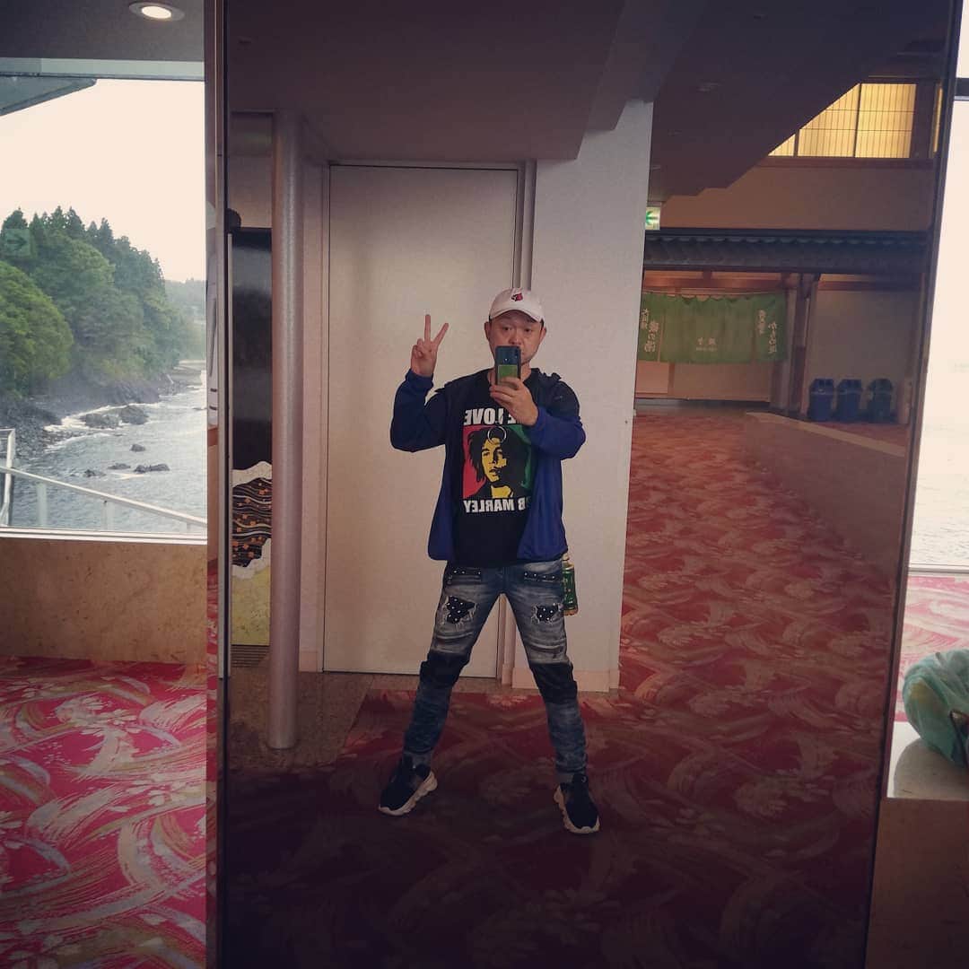 松本隆博のインスタグラム：「。 昔、チャリティーLIVE させて頂きましたここ、 南三陸ホテル観洋さん。 お風呂入れさせてもらい ましたーーー\(*ˊᗜˋ*)/ サッパリしたから、今からの LIVE頑張れるーーー(^o^)/」