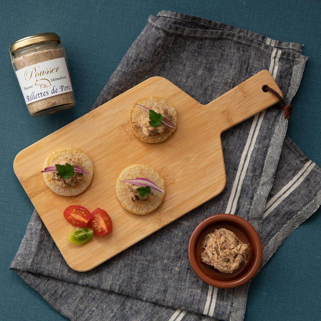 Komerco-コメルコ-さんのインスタグラム写真 - (Komerco-コメルコ-Instagram)「. 鹿児島県奄美大島のフランス料理店「プッセ」の島豚のリエット。東京での修行を経たシェフが故郷である奄美大島の魅力を多くの人に知ってもらいたいという想いからお店を始められたそうです。 . 島豚の旨味がぎゅっと詰まったリエットはパンにそのまま塗って、ワインのお供にピッタリ。写真のように香ばしく焼いた大根ステーキの上にのせていただくのもおすすめです💕 . ------------------------------- プッセ／奄美大島 島豚のリエット . ▷こちらの作品はKomercoアプリでクリエイターから直接ご購入いただけます。 アプリ内「さがす」で「プッセ」と検索してください🔎 . ▷iOS版Appダウンロードはプロフィールリンクから📲 @komerco_official ------------------------------- . #komerco #コメルコ #cookpad #クックパッド #komercoごはん #料理をもっと楽しく #いつものいただきますを楽しく #おうちごはん #おうちごはんlover #instafood #foodpic #cookinglove #手しごと #komercoフード #お取り寄せ #お取り寄せグルメ #鹿児島 #奄美大島 #プッセ #手作り #pousser #フレンチ #リエット #Rillettes #おうち居酒屋 #おうちバル #おつまみ #島豚 #ワインのお供」9月23日 8時15分 - komerco_official