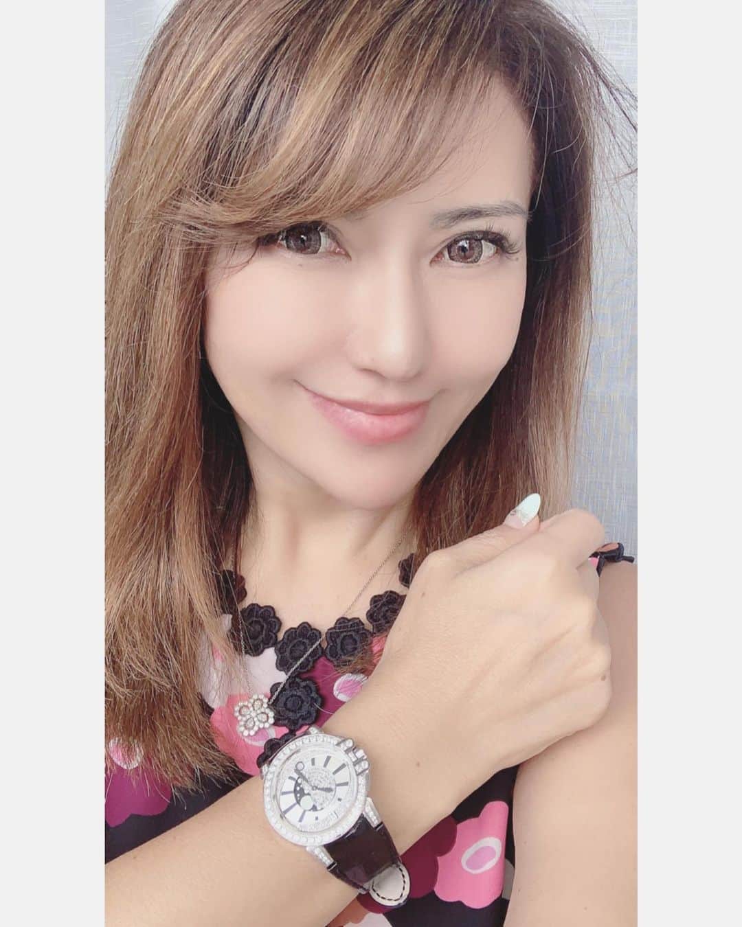 selfieneのインスタグラム：「秋になると#オシャレが楽しい よね﻿ #クロコベルト の#ハリーの時計 を﻿ やっと着ける気分になってきたw﻿ これ着けると仕事やる気が起こるよ﻿ ・﻿ 今日はお気に入りの﻿ #ハリーウィンストン セット 💖﻿ ・﻿ #ビジネス女子 #仕事好きと繋がりたい ﻿ #投資 #現物投資 ﻿ ﻿ ⭐️億を売る営業セミナー⭐️を﻿ 無料で開催﻿ 2,30代の方ご参加下さい‼️ ﻿ ﻿ お申込みはプロフィール欄の﻿ LINEかDMでお願いします♪﻿ ↓↓↓﻿ @marigram_uu_」