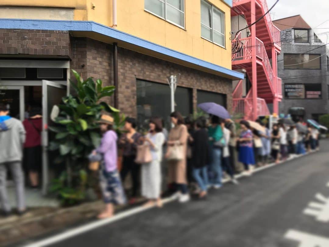 のインスタグラム：「トージャン食べたくて朝イチで向かったら開店時間丁度でこの行列。諦めてイマココ。結局こうなる。」