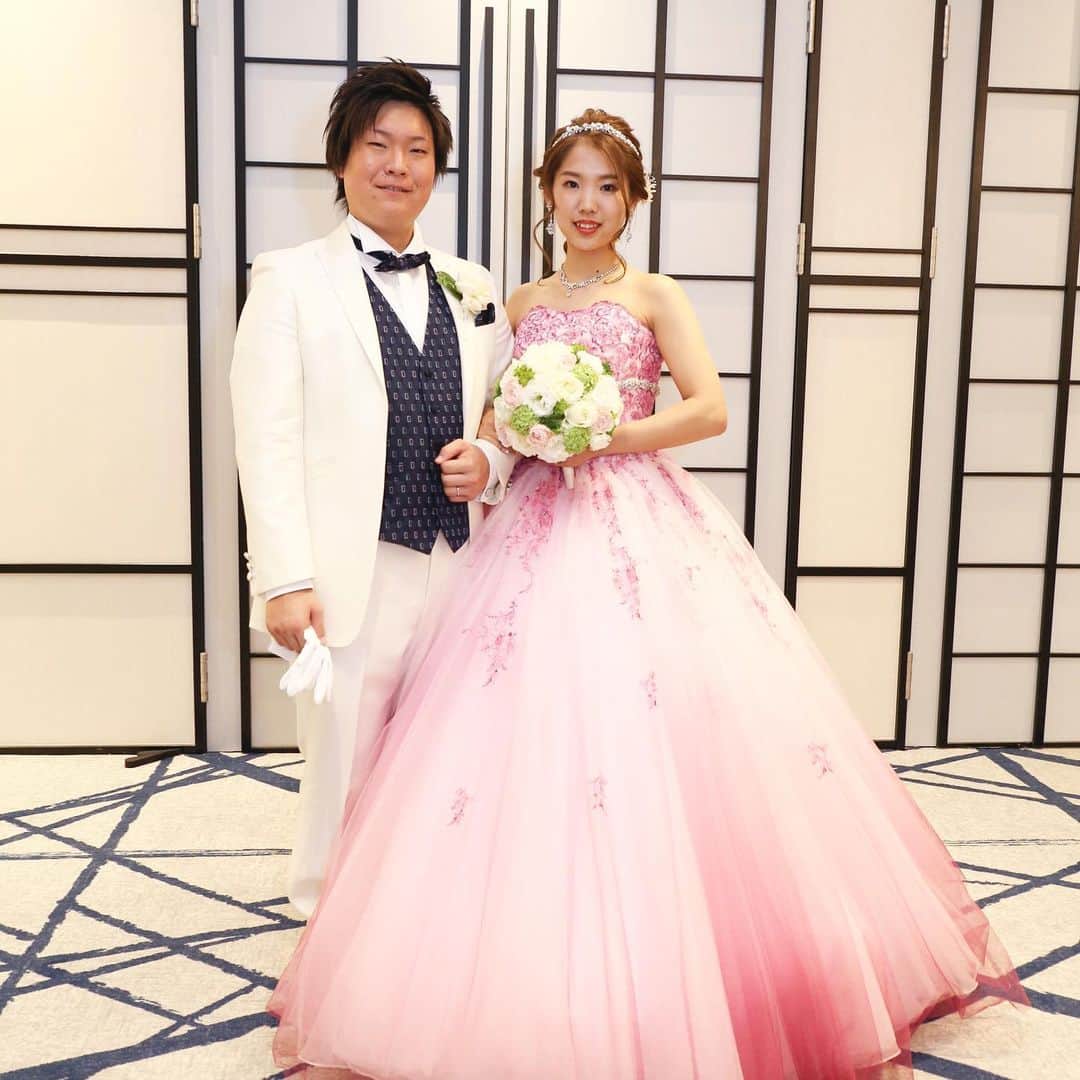 ホテルモントレ ラ・スール大阪ウエディングのインスタグラム：「@lasoeurosaka_wedding 後撮り♡ カラードレスのピンクがふんわりかわいい花嫁様♡ . . . #モントレ花嫁 #ホテルモントレラスール大阪  #モントレウェディング #モントレ #モントレラスール大阪 . . #dressy花嫁  #marry花嫁  #プレ花嫁 #卒花嫁 #全国の花嫁さんと繋がりたい  #weddingdress #takamibridal  #wedding #結婚式 #ホテル婚」