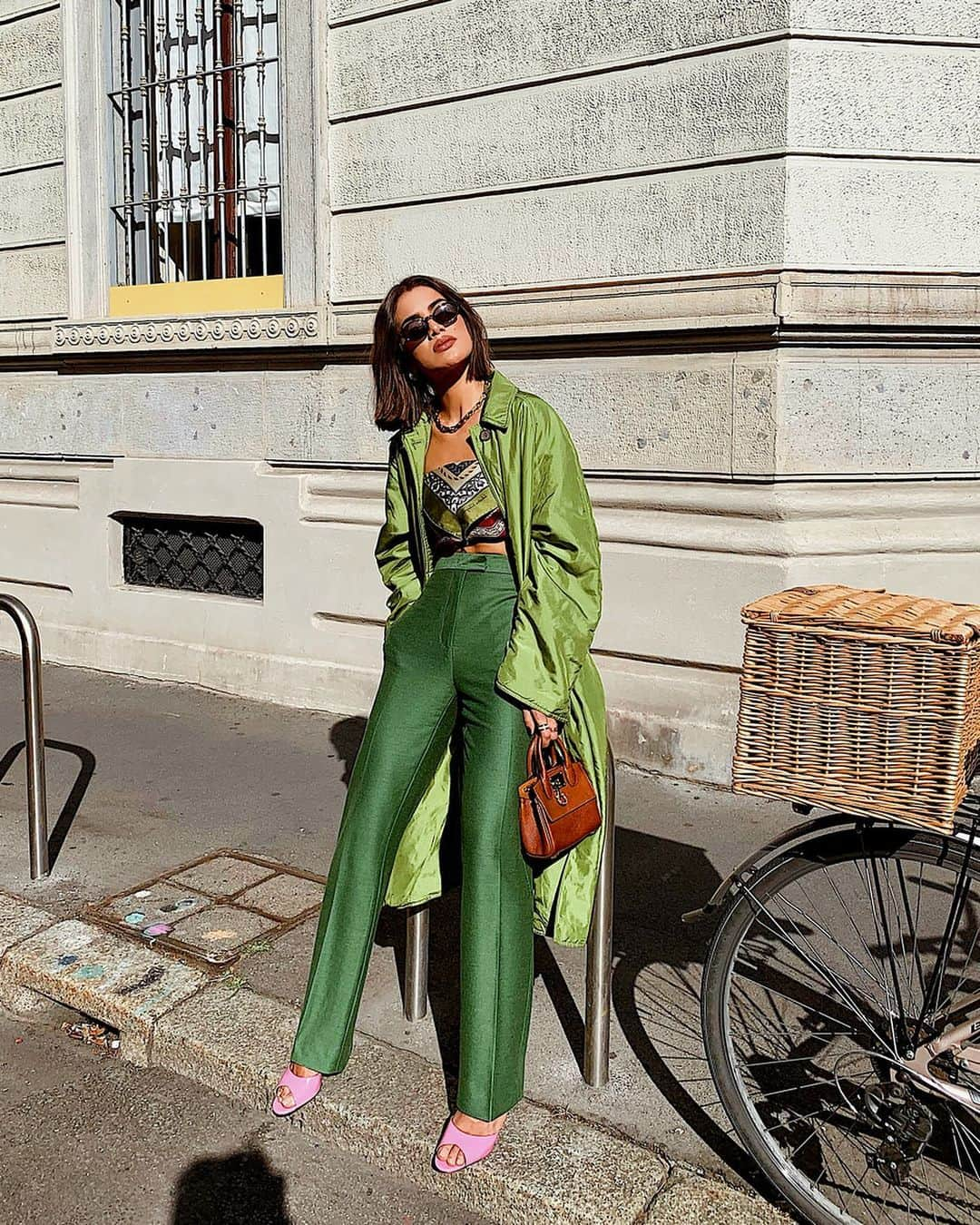 Camila Coelhoさんのインスタグラム写真 - (Camila CoelhoInstagram)「AVOCADO Milanese 🥑 (wearing @ferragamo ) #MFL Um pontinho verde em Milão! Haha Usando #Ferragamo」9月23日 8時36分 - camilacoelho