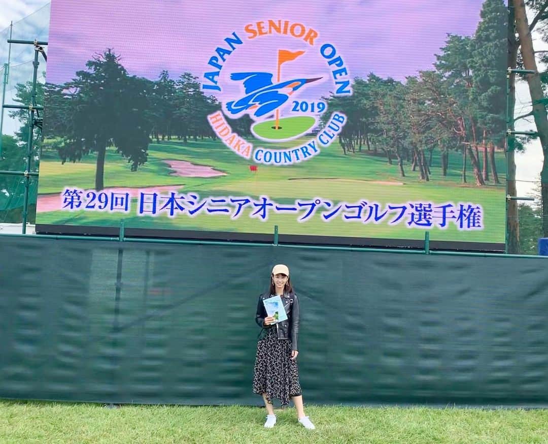 筒井萌子のインスタグラム：「* お父さんと日本シニアオープンゴルフ選手権⛳️ 観戦してきました*•.❥◡̈*.。 小学生ぶりの観戦楽しかったです♪♪ 18番ホールで最後までみててドキドキしながら見てました！ 谷口徹さん初優勝🏆感動しました◡̈⃝︎⋆︎* 観戦してるとゴルフが物凄くやりたくなる〜！ ・ #筒井萌子 #女優 #actress #モデル #model #岡山  #shooting #instagood #instalike #converse #撮影 #followme #instalike #ゴルフ #ゴルフ女子 #ゴルフコーデ #골프 #좋아요반사 #좋아요그램 #좋아요환영 #데일리그램 #패션 #오오티디 #카페 #バンヤードストーム #バンヤードゴルフ #ゴルフ展示会 #barnyardstorm #もえちゃんゴルフ」