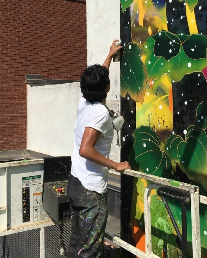 松山智一のインスタグラム：「Day 13, getting into final touches ❄️ ❄️ ❄️ #bowerymural  やっと最終工程に。でも、おわんねーぞ。」