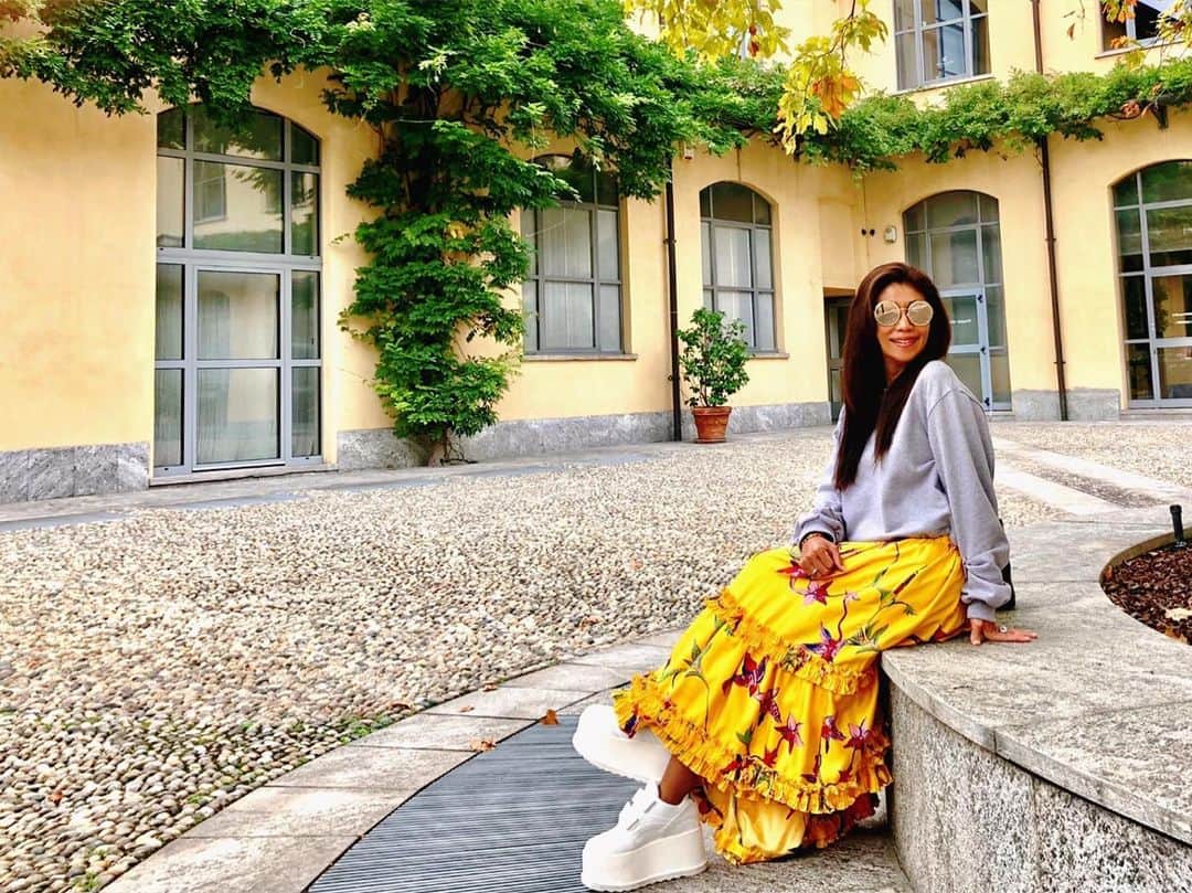 のインスタグラム：「#ootd #outfitoftheday #outfit  tops @31philliplim #31philliplim  skirt @ladoublej #ladoublej  shoes @stellamccartney #stellamccartney  sunglasses @chanelofficial #chanel  午後。少し秋めいてきたミラノにて。 #MFW #milanfashionweek #milan #milano #izastagram」