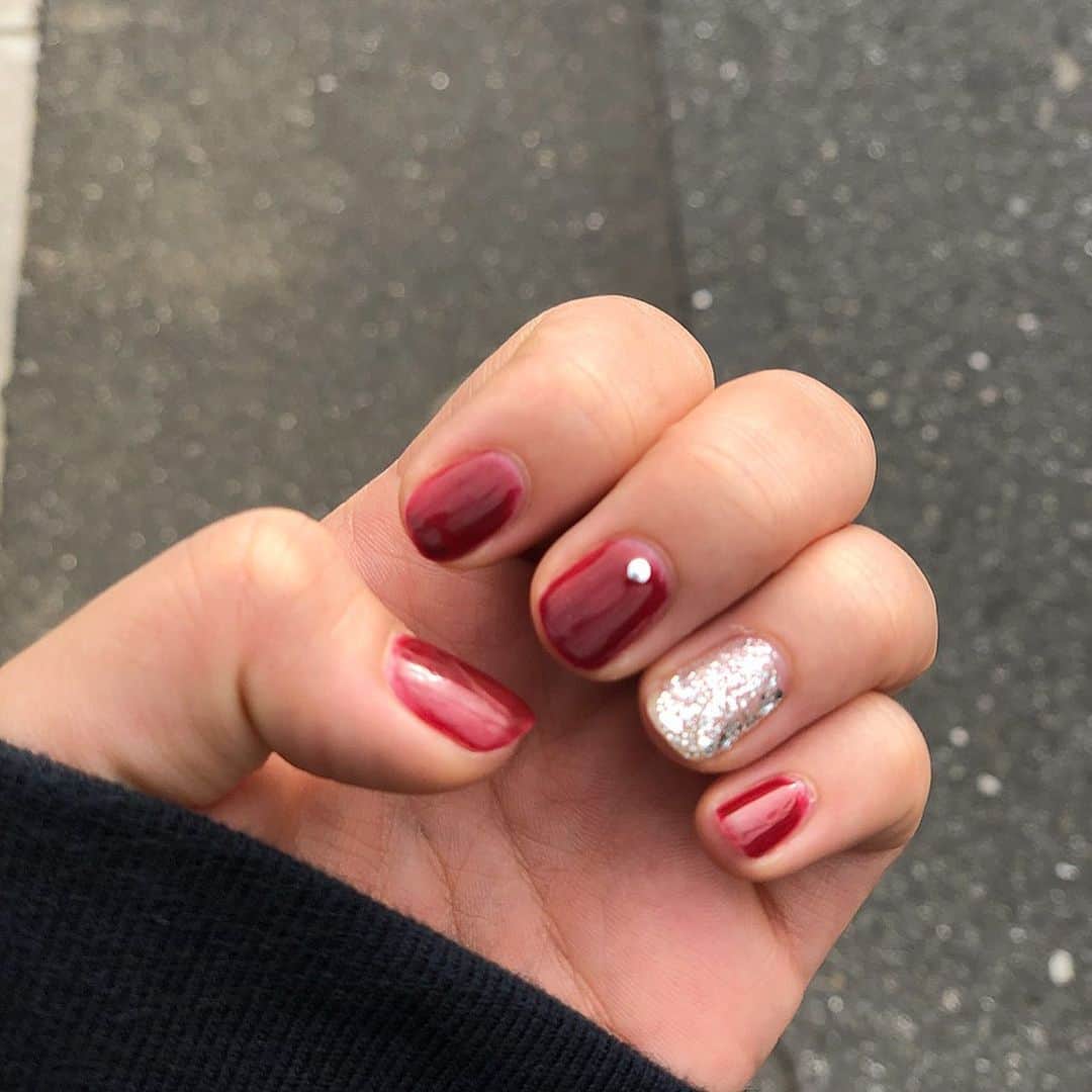 のインスタグラム：「今回のネイル💅 . #homeiウィークリージェル 愛用中💜 カラーは#wg25 ボルドーネイルだね💅 昔からボルドーだいすき💜 . 12/11発売の「Soldier of Love」の振り付けで薬指を出すところがあるからハートにしてみたよ♡ . . #ウィークリージェル #homei #ボルドーネイル #ハート #セルフジェルネイル #erg #yuisa #ユニバーサルミュージック」