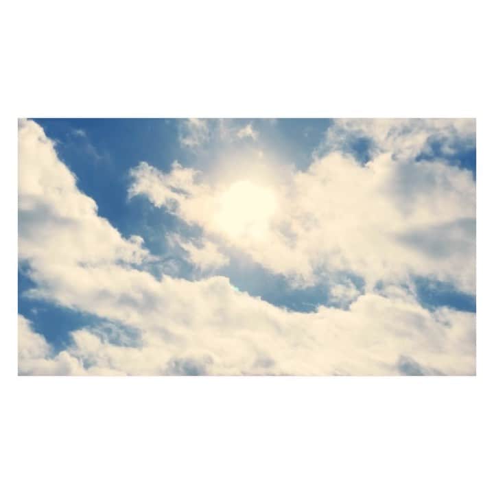 丸山未沙希のインスタグラム：「/ 雲がはやかった。  やさしい一日でありますように。  #空 #雲 #早足の雲 #風 #自然 #おはよう #朝 #朝の支度 #目覚まし時計  #いってきます #いってらっしゃい #日々 #はじまり」