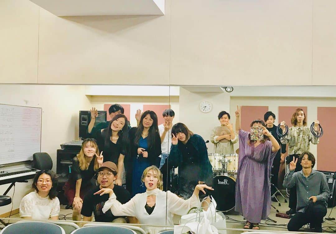有坂美香さんのインスタグラム写真 - (有坂美香Instagram)「本日9/23祝日㊗️ #メーザーハウスボーカル発表会 が #zircotokyo にて開催です！ #有坂クラス は 17:00のオープニング！若きエネルギーの祭典🍇 です。私は普段春の発表会しか出ないのですが、一緒に歌いたいと言ってくれた生徒達にオリジナル書き下ろしたら出ますよ、って言ったところ本当に書いてきてくれたので❣️私も頭の1曲出演します^_^  バンドも #dezolve の #友田ジュン #おがやしんご #藤原慎太郎 #井上拓哉 と若手気鋭揃いです！めまぐるしい成長を遂げた二年生、たのしみ！今までにないほど 落ち着いた雰囲気の一年生、とっても楽しみです！  そして卒業生達が最終リハに遊びに来てくれて嬉しい中、その中のカップルがステキな報告をしてくれました。 なんと、入籍&ご懐妊💕マリー、リュウヤ、改めておめでとう🎉㊗️」9月23日 9時05分 - mikaarisaka