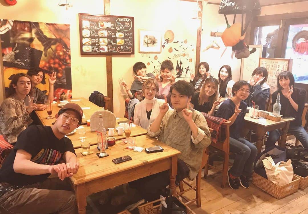 有坂美香さんのインスタグラム写真 - (有坂美香Instagram)「本日9/23祝日㊗️ #メーザーハウスボーカル発表会 が #zircotokyo にて開催です！ #有坂クラス は 17:00のオープニング！若きエネルギーの祭典🍇 です。私は普段春の発表会しか出ないのですが、一緒に歌いたいと言ってくれた生徒達にオリジナル書き下ろしたら出ますよ、って言ったところ本当に書いてきてくれたので❣️私も頭の1曲出演します^_^  バンドも #dezolve の #友田ジュン #おがやしんご #藤原慎太郎 #井上拓哉 と若手気鋭揃いです！めまぐるしい成長を遂げた二年生、たのしみ！今までにないほど 落ち着いた雰囲気の一年生、とっても楽しみです！  そして卒業生達が最終リハに遊びに来てくれて嬉しい中、その中のカップルがステキな報告をしてくれました。 なんと、入籍&ご懐妊💕マリー、リュウヤ、改めておめでとう🎉㊗️」9月23日 9時05分 - mikaarisaka