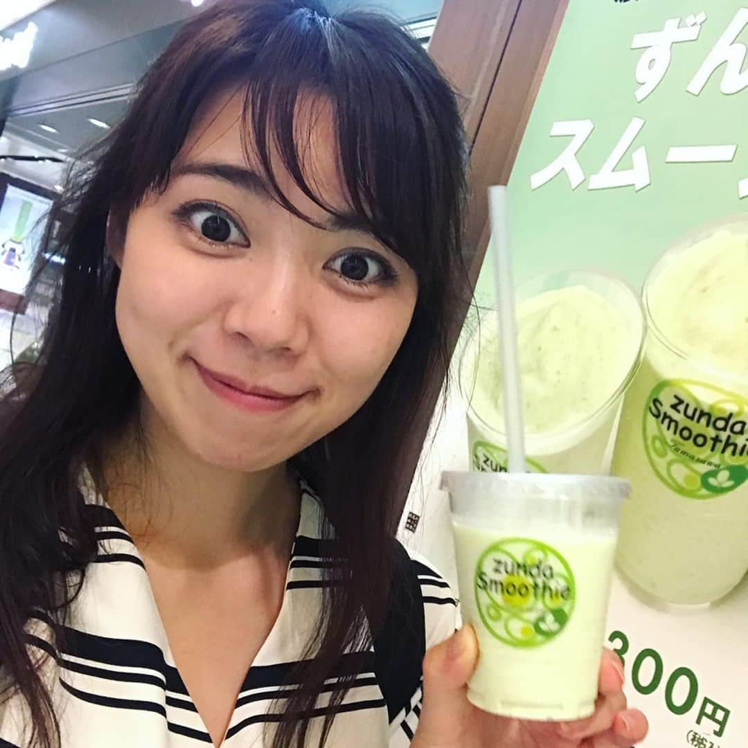 谷藤博美さんのインスタグラム写真 - (谷藤博美Instagram)「時間は夏休みに戻ります。  仙台くいだおれ ツアー 載せきれてなかったものを.... スーパーで買うものも 飲食店で食べるものも 試合会場の#ゼビオアリーナ仙台 の中で売っているものも  本当にどれも美味しかったです。 一緒に旅してくれたお友達には、食べてる時の顔幸せそうだね〜と言われましたが、本当に幸せそうで自分でも笑いました。無意識って怖い！それだけ美味しいものにあふれていた仙台！  ずんだスムージー 立ち食い寿司 笹もち シャインマスカット ずんだ餅 はらこ飯  lccで新千歳からの便も出ているので また遊びに行きたいです。  2戦目で#仙台89ers チームと闘ったのですが、 ゼビオアリーナ仙台で行われる試合では毎回ハンドドリップコーヒーのお店があるんです！ 「仙台はレバンガ北海道さんに負けてしまいましたが、仙台の会場には美味しいコーヒーがある事を忘れないでください」と爽やかな店員さんに言われました。私は忘れません。とても美味しかったあのコーヒーの味を！  会場で買った#はらこ飯 も美味しかったなぁ  #仙台 大好きになりました。 #ほうぼう はじめて食べました🐟  ディズニーから仙台に移動したのでカバンが🧳試合会場とそぐわなすぎて記念に撮りました。笑」9月23日 9時09分 - tanifuji_63