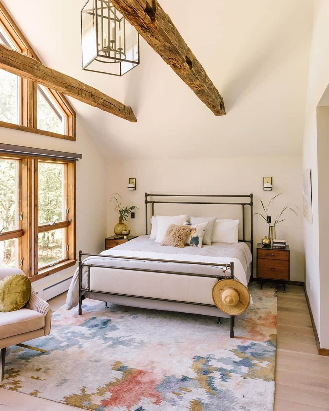 west elmさんのインスタグラム写真 - (west elmInstagram)「Sky-high ceilings, exposed wooden beams and a soothing color palette make for an ultra-dreamy master bedroom in @zosiamamet + @johnakite_'s Hudson Valley home ✨Link in bio to shop the room + see more! #sleepinstyle #bedroomgoals #modernbedroom」9月23日 9時10分 - westelm