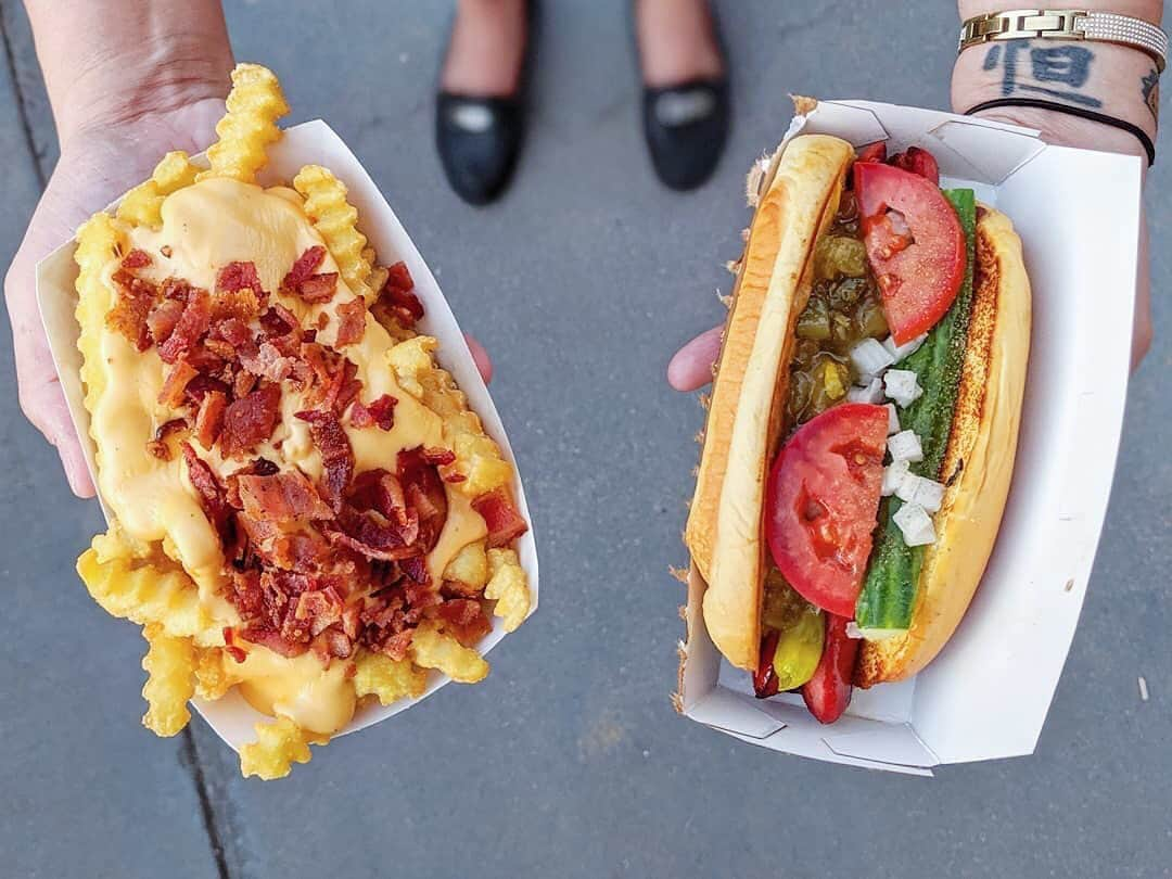 SHAKE SHACKさんのインスタグラム写真 - (SHAKE SHACKInstagram)「What’s your piled-high go-to: Bacon Cheese Fries or a Shack-cago Dog? Sound off 👇 (📸: @atxfoodguy) #shakeshack」9月23日 9時16分 - shakeshack