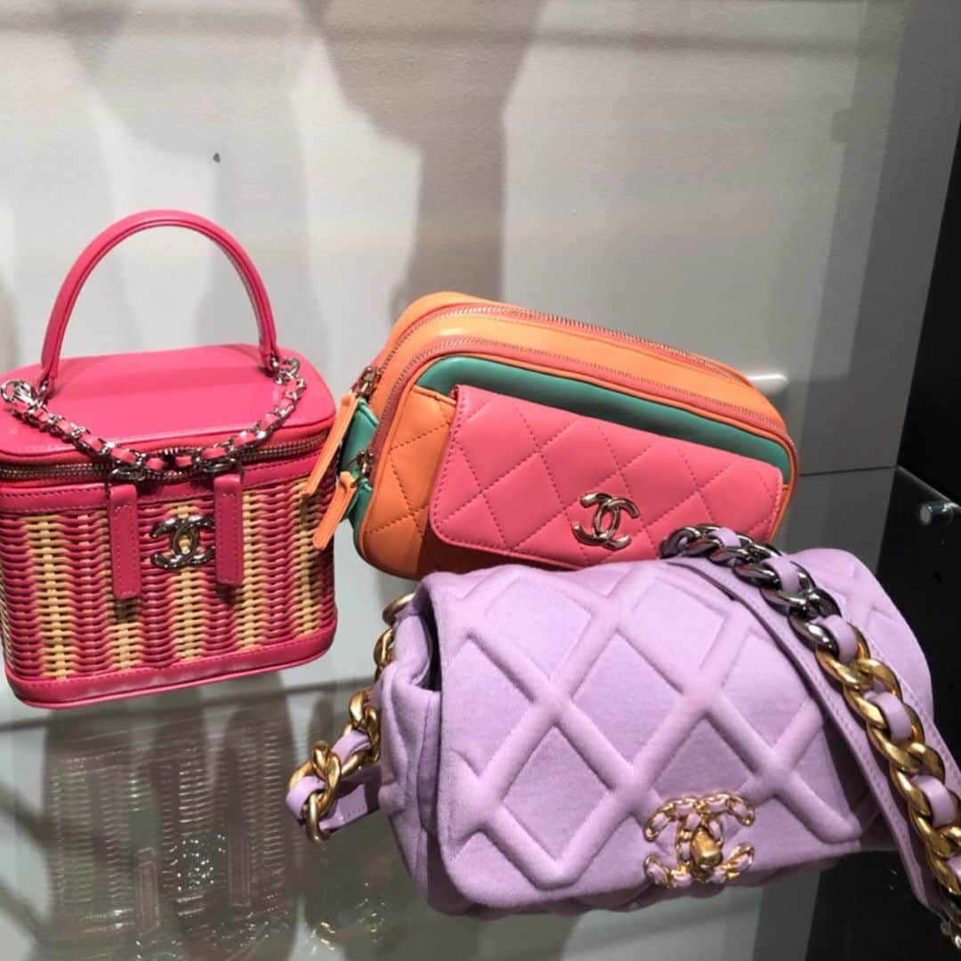 のインスタグラム：「シャネルのクルーズ コレクション！ ヴィルジニー・ヴィアール初のコレクションも、伝統と革新のバランスが絶妙でした。パステル調をはじめ、色がとにかくきれいな小さなバッグや小物類も大充実✨  #シャネル  #シャネルバッグ #CHANEL  #CHANELBAG  #CHANELBAGS  #ヴィルジニーヴィアール  #クルーズコレクション #シャネルクルーズコレクション  #シャネルクルーズライン  #fashion #fashionbag  #fashionbags  #virginieviard」