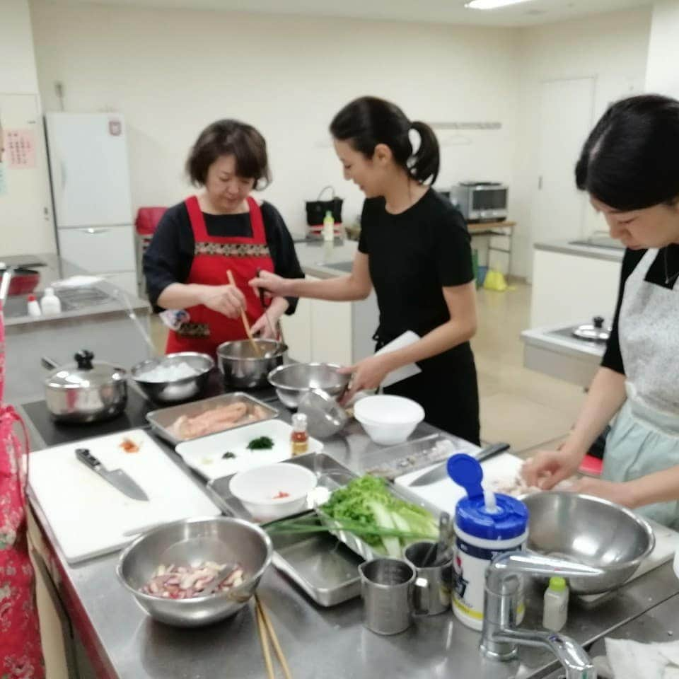 瞳ゆゆさんのインスタグラム写真 - (瞳ゆゆInstagram)「初の料理教室、無事に終わりました🍅 やっぱり開催して良かった！！！ メニューは簡単すぎるのに凄く美味しくて😆✨ カラフル～🍅🥦🍋 カラフルにすると、沢山の栄養素が取れるそうですよ😊 食べきれない量なのに、総カロリー低い😂 次回は、半量か2/3の量で作ってもいいかも😊  食事しながらの相談会は、一番開催して良かったと思った瞬間でした。 ダイエットって、メンタルじゃなくて｢マインド｣なんだなと。 あと、コミュニケーション😊  受験生は、｢ご両親がいつでも味方なこと｣を忘れないで😌✨ あと、、、体重計は捨てたほうがいいと思う。笑 私も持ってないしね😂  #料理教室 #ダイエット #宝塚式 #宝塚受験 #管理栄養士」9月23日 9時32分 - yuyu_hitomi