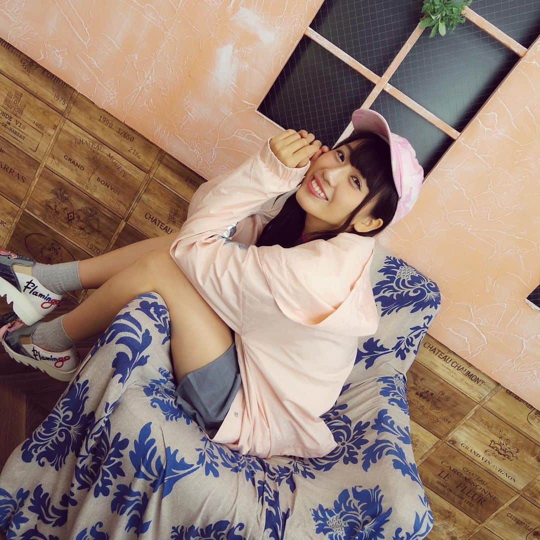 楠木まゆさんのインスタグラム写真 - (楠木まゆInstagram)「#2die4 #衣装 #pink #gray #cap #toparley #フラミンゴ #椅子の座り方間違えました #🙃 #❤️」9月23日 0時38分 - kusunoki__mayu