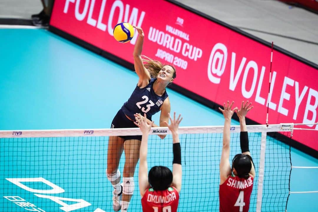 USA Volleyballさんのインスタグラム写真 - (USA VolleyballInstagram)「6️⃣ matches, 6️⃣ victories for @usavwnt to start the FIVB World Cup. @teamusa defeats 🇯🇵 in hard-fought 5-setter to head into Monday’s undefeated showdown with 🇨🇳. Click our bio link for details.」9月23日 0時39分 - usavolleyball