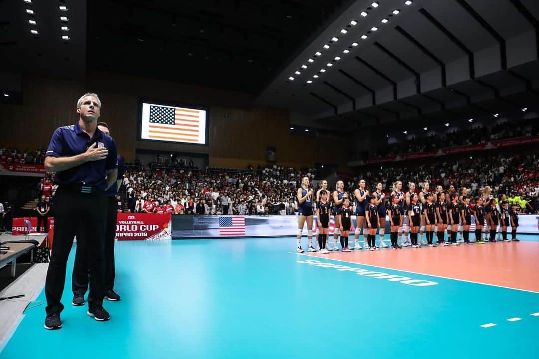 USA Volleyballさんのインスタグラム写真 - (USA VolleyballInstagram)「6️⃣ matches, 6️⃣ victories for @usavwnt to start the FIVB World Cup. @teamusa defeats 🇯🇵 in hard-fought 5-setter to head into Monday’s undefeated showdown with 🇨🇳. Click our bio link for details.」9月23日 0時39分 - usavolleyball