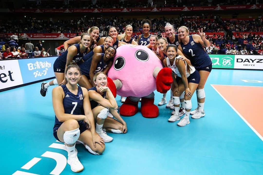 USA Volleyballさんのインスタグラム写真 - (USA VolleyballInstagram)「6️⃣ matches, 6️⃣ victories for @usavwnt to start the FIVB World Cup. @teamusa defeats 🇯🇵 in hard-fought 5-setter to head into Monday’s undefeated showdown with 🇨🇳. Click our bio link for details.」9月23日 0時39分 - usavolleyball