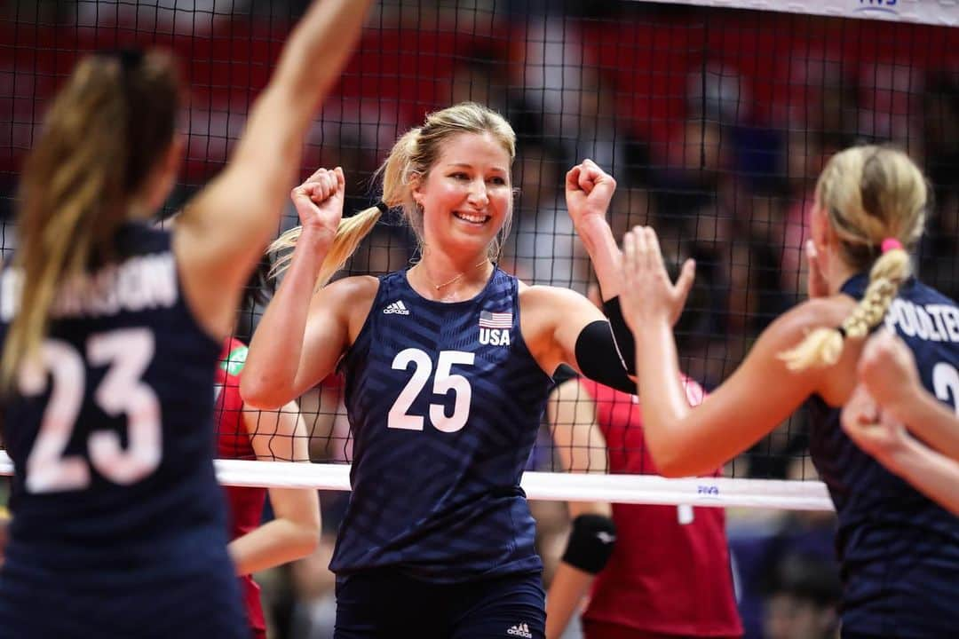 USA Volleyballさんのインスタグラム写真 - (USA VolleyballInstagram)「6️⃣ matches, 6️⃣ victories for @usavwnt to start the FIVB World Cup. @teamusa defeats 🇯🇵 in hard-fought 5-setter to head into Monday’s undefeated showdown with 🇨🇳. Click our bio link for details.」9月23日 0時39分 - usavolleyball