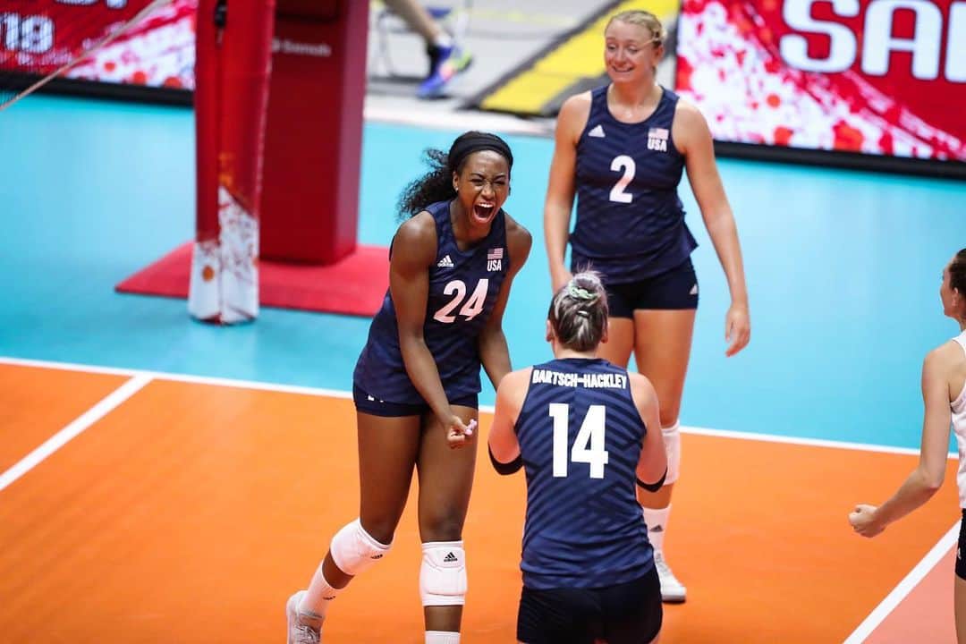USA Volleyballさんのインスタグラム写真 - (USA VolleyballInstagram)「6️⃣ matches, 6️⃣ victories for @usavwnt to start the FIVB World Cup. @teamusa defeats 🇯🇵 in hard-fought 5-setter to head into Monday’s undefeated showdown with 🇨🇳. Click our bio link for details.」9月23日 0時39分 - usavolleyball