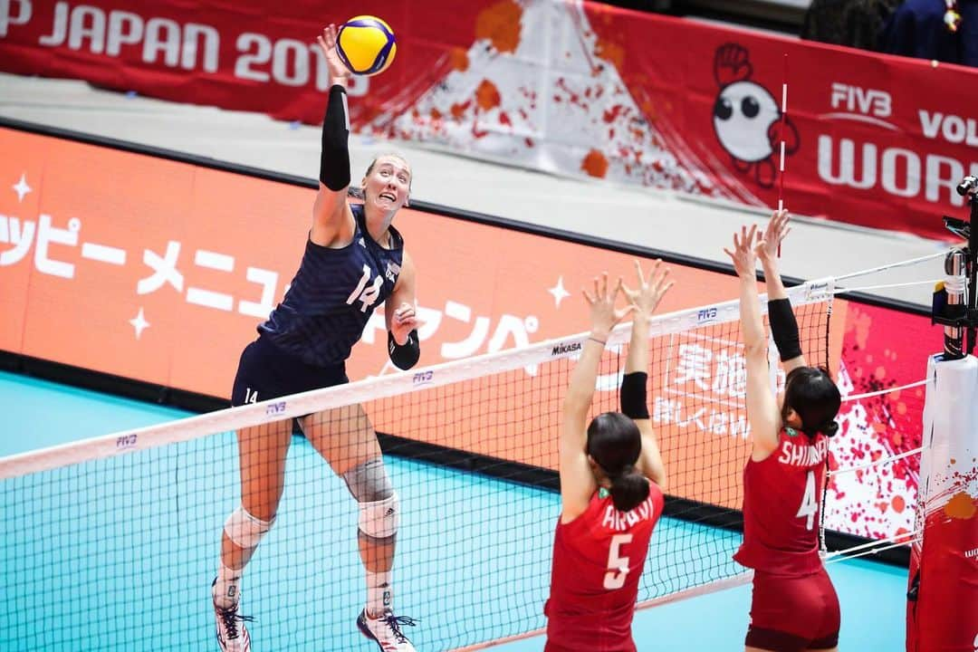 USA Volleyballさんのインスタグラム写真 - (USA VolleyballInstagram)「6️⃣ matches, 6️⃣ victories for @usavwnt to start the FIVB World Cup. @teamusa defeats 🇯🇵 in hard-fought 5-setter to head into Monday’s undefeated showdown with 🇨🇳. Click our bio link for details.」9月23日 0時39分 - usavolleyball